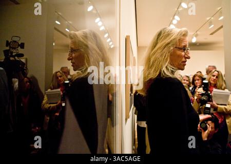 Feb 29, 2008 - San Francisco, CA, USA - la photographe de portrait ANNIE LEIBOVITZ ouvre son exposition 'la vie d'un photographe, 1990-2005' à la Légion d'honneur à San Francisco. Diplômée du San Francisco Art Institute, la rétrospective de Leibovitz contient un grand nombre de ses photographies emblématiques capturées alors qu'elle était en mission pour les magazines Rolling Stones, Vanity Fair et Vogue. Entremêlés entre les œuvres commerciales, se trouvent des portraits intensément personnels de sa famille et de sa relation avec Susan Sontag, décédée en 2004. Le spectacle montre également des aspects moins connus de son travail, comme la documentation du siège de Saraje Banque D'Images