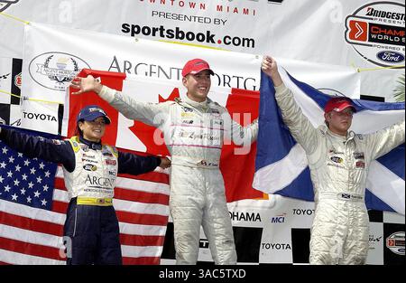 Le podium (G à d) : Danica Patrick (USA) Team Rahal, deuxième ; Michael Valiante (CDN) Lynx Racing, vainqueur ; Ryan Dalziel (GBR) Sierra Racing, troisième. . Toyota Atlantic Championship, RD12, Miami, Floride, États-Unis, 28 septembre 2003..IMAGE NUMÉRIQUE (crédit image : ©Sutton Motorsports/ZUMA Press) Banque D'Images