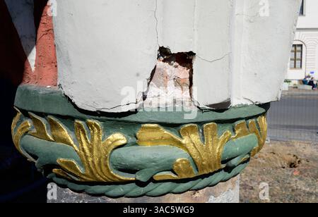 PRODUCTION - 01 avril 2025, basse-Saxe, Lüneburg : des fissures et des écaillages peuvent être vus sur un pilier de la mairie. De petites fissures dissimulent des dégâts majeurs - la façade historique de l'hôtel de ville de Lüneburg deviendra un chantier de construction au cours des deux prochaines années. Photo : Philipp Schulze/dpa Banque D'Images