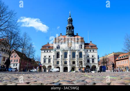 PRODUCTION - 01 avril 2025, basse-Saxe, Lüneburg : la mairie de la ville. De petites fissures dissimulent des dégâts majeurs - la façade historique de l'hôtel de ville de Lüneburg deviendra un chantier de construction au cours des deux prochaines années. Photo : Philipp Schulze/dpa Banque D'Images
