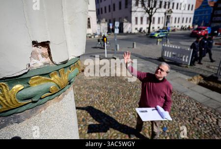 PRODUCTION - 01 avril 2025, basse-Saxe, Lüneburg : Frieder Küpker, du département de gestion des bâtiments de la ville, signale des fissures dans la façade de la mairie. De petites fissures dissimulent des dégâts majeurs - la façade historique de l'hôtel de ville de Lüneburg deviendra un chantier de construction au cours des deux prochaines années. Photo : Philipp Schulze/dpa Banque D'Images