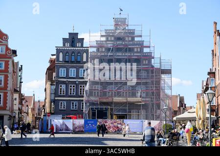 PRODUCTION - 01 avril 2025, basse-Saxe, Lüneburg : le bâtiment de la Chambre d'industrie et de commerce de Lüneburg (IHK) est recouvert d'échafaudages. Un autre chantier majeur a été mis en place à la Chambre d'industrie et de commerce de Lüneburg-Wolfsburg (IHK) avec ses façades classées dans la vieille ville de Sande. Photo : Philipp Schulze/dpa Banque D'Images