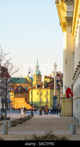 Varsovie vieille ville et Plac Zamkowy (place du château) vu de Krakowskie Przedmiescie - route royale. Dom Polonii et l'église d'Anne sur le côté droit. Banque D'Images