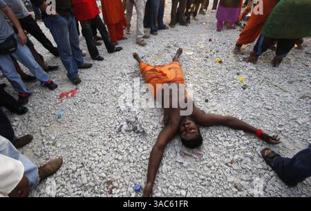 Mar 12, 2008 - Kuala Lumpur, Malaisie - Thaipusam est un festival hindou célébré par la communauté tamoule du monde entier sur la pleine lune du mois tamoul de la Thaïlande, avec des célébrations au temple des grottes de Batu attirant de nombreux visiteurs. Les dévots malaisiens se préparent à l'événement en nettoyant par la prière et le jeûne. Les participants dévots percent la peau, la langue ou les joues avec des brochettes « vel ». On dit que plus la douleur est grande, plus Dieu mérite. PHOTO le 23 janvier 2008 : un dévot hindou s'évanouit après avoir exécuté sa prière pendant le festival de Thaipusam. (Crédit image : © Syamsul Bahri Banque D'Images