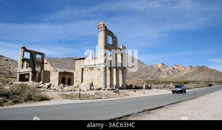 Mar 12, 2008 - Rhyolite, Nevada, USA - ce sont les restes de la Banque Cook. La vieille ville fantôme du Nevada de Rhyolite, à environ 125 miles au nord de Las Vegas, est maintenant une ville fantôme du désert. L'ancien site de la mine d'or, construit en 1904, comptait à une époque plus de 10 000 résidents. (Crédit image : © Barry Sweet/ZUMA Press) Banque D'Images