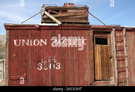 Mar 12, 2008 - Rhyolite, Nevada, USA - Voici les restes d'un vieux wagon de train Union Pacific à la gare de Las Vegas & Tonopah. La vieille ville fantôme du Nevada de Rhyolite, à environ 125 miles au nord de Las Vegas, est maintenant une ville fantôme du désert. L'ancien site de la mine d'or, construit en 1904, comptait à une époque plus de 10 000 résidents. (Crédit image : © Barry Sweet/ZUMA Press) Banque D'Images