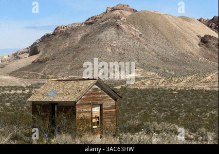 Mar 12, 2008 - Rhyolite, Nevada, Etats-Unis - la vieille ville fantôme du Nevada de Rhyolite, à environ 125 miles au nord de Las Vegas, est maintenant une ville fantôme du désert. L'ancien site de la mine d'or, construit en 1904, comptait à une époque plus de 10 000 résidents. (Crédit image : © Barry Sweet/ZUMA Press) Banque D'Images