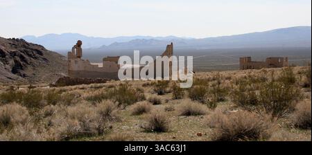12 mars 2008 - Rhyolite, Nevada, États-Unis - Voici les vestiges du Cook Bank Building et du Overbury Building. La vieille ville fantôme du Nevada de Rhyolite, à environ 125 miles au nord de Las Vegas, est maintenant une ville fantôme du désert. L'ancien site de la mine d'or, construit en 1904, comptait à une époque plus de 10 000 résidents. (Crédit image : © Barry Sweet/ZUMA Press) Banque D'Images