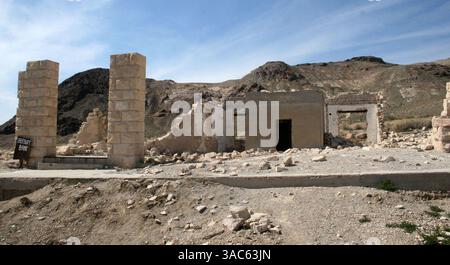 12 mars 2008 - Rhyolite, Nevada, États-Unis - les restes de la banque Overbury à l'ancienne ville fantôme du Nevada de Rhyolite, à environ 125 miles au nord de Las Vegas, est maintenant une ville fantôme du désert. L'ancien site de la mine d'or, construit en 1904, comptait à une époque plus de 10 000 résidents. (Crédit image : © Barry Sweet/ZUMA Press) Banque D'Images