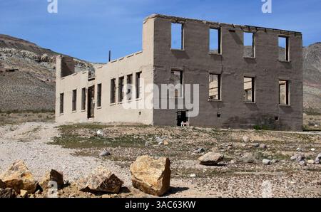 Mar 12, 2008 - Rhyolite, Nevada, USA - ce sont les restes de l'école de Rhyolite, au moment où l'école a été construite, la plupart des étudiants avaient quitté la ville. La vieille ville fantôme du Nevada de Rhyolite, à environ 125 miles au nord de Las Vegas, est maintenant une ville fantôme du désert. L'ancien site de la mine d'or, construit en 1904, comptait à une époque plus de 10 000 résidents. (Crédit image : © Barry Sweet/ZUMA Press) Banque D'Images