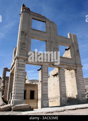 Mar 12, 2008 - Rhyolite, Nevada, USA - ce sont les restes de la Banque Cook. La vieille ville fantôme du Nevada de Rhyolite, à environ 125 miles au nord de Las Vegas, est maintenant une ville fantôme du désert. L'ancien site de la mine d'or, construit en 1904, comptait à une époque plus de 10 000 résidents. (Crédit image : © Barry Sweet/ZUMA Press) Banque D'Images