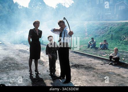 DATE DE SORTIE : 20 octobre 1989. TITRE DU FILM : Next of Kin. STUDIO : Lorimar film Entertainment. INTRIGUE : Truman, un flic de Chicago, cherche le tueur de son frère. Pendant ce temps, un autre de ses frères, Briar (un hillbilly) décide de trouver le tueur lui-même. SUR LA PHOTO : HELEN CHASSE dans le rôle de Jessie Gates, PATRICK SWAYZE dans le rôle de Truman Gates. Banque D'Images