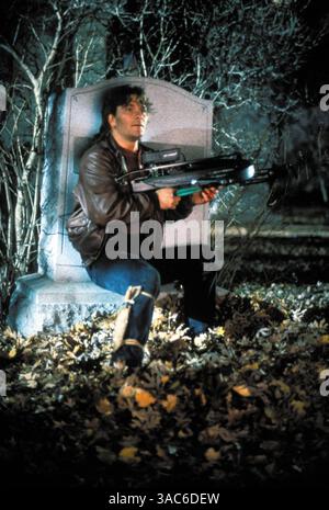 DATE DE SORTIE : 20 octobre 1989. TITRE DU FILM : Next of Kin. STUDIO : Lorimar film Entertainment. INTRIGUE : Truman, un flic de Chicago, cherche le tueur de son frère. Pendant ce temps, un autre de ses frères, Briar (un hillbilly) décide de trouver le tueur lui-même. SUR LA PHOTO : PATRICK SWAYZE dans le rôle de Truman Gates. Banque D'Images