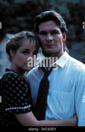 DATE DE SORTIE : 20 octobre 1989. TITRE DU FILM : Next of Kin. STUDIO : Lorimar film Entertainment. INTRIGUE : Truman, un flic de Chicago, cherche le tueur de son frère. Pendant ce temps, un autre de ses frères, Briar (un hillbilly) décide de trouver le tueur lui-même. SUR LA PHOTO : HELEN CHASSE dans le rôle de Jessie Gates, PATRICK SWAYZE dans le rôle de Truman Gates. Banque D'Images