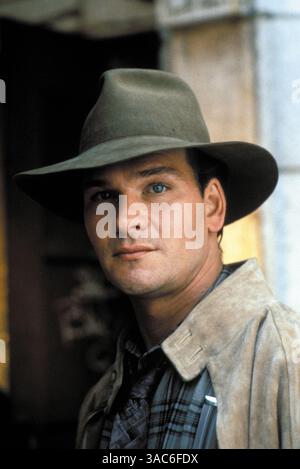 DATE DE SORTIE : 20 octobre 1989. TITRE DU FILM : Next of Kin. STUDIO : Lorimar film Entertainment. INTRIGUE : Truman, un flic de Chicago, cherche le tueur de son frère. Pendant ce temps, un autre de ses frères, Briar (un hillbilly) décide de trouver le tueur lui-même. SUR LA PHOTO : PATRICK SWAYZE dans le rôle de Truman Gates. Banque D'Images