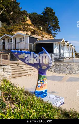 Poole, Dorset, Royaume-Uni. 3 avril 2025. Les sirènes arrivent à BCP (Bournemouth, Christchurch et Poole) ! Le Great Tail Trail, le tout premier sentier de queue de sirène au Royaume-Uni, avec 45 sculptures de queue de sirène géantes, fait un ploufflement avec un sentier d'art familial gratuit à travers la région collectant des fonds pour l'hospice pour enfants Julia's House. Une journée à la plage par Jess Perrin à Branksome Dene Beach. Crédit : Carolyn Jenkins/Alamy Live News Banque D'Images