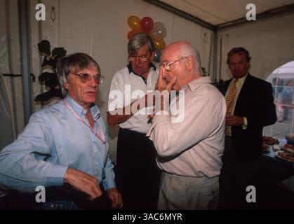 Bernie Ecclestone (à gauche) s'entretient avec Murray Walker (GBR), commentateur de la BBC, alors que Ken Tyrrell (au centre) regarde...Grand Prix du Portugal, Estoril, 22 septembre 1996. (Crédit image : ©Sutton Motorsports/ZUMA Press) Banque D'Images