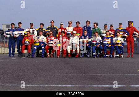 La gamme de pilotes britanniques de formule 3 1996. Christian Horner (GBR) et Ralph Firman (GBR) (première rangée, troisième et deuxième à partir de la gauche). Juan Pablo Montoya (col) (quatrième rangée arrière à partir de la droite) (image crédit : ©Sutton Motorsports/ZUMA Press) Banque D'Images