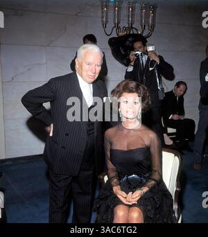 01 janvier 1970 - Londres, Angleterre, Royaume-Uni - L'acteur et réalisateur britannique CHARLIE CHAPLIN avec la star de cinéma italienne SOFIA LOREN. Sir Charles Spencer Chaplin, Jr. KBE (16 avril 1889 C 25 décembre 1977), mieux connu sous le nom de CHARLIE CHAPLIN, était un acteur de comédie anglais, devenant l'un des interprètes les plus célèbres du début au milieu de l'ère du cinéma hollywoodien, et également un réalisateur notable. Il est considéré comme l'un des meilleurs mimes et clowns capturés sur le cinéma et a grandement influencé les artistes dans ce domaine. (Image de crédit : © Keystone Pressedienst/ZUMA Press) RESTRICTIONS : (PHOTO DE FICHIER : date exacte et lieu inconnu Banque D'Images