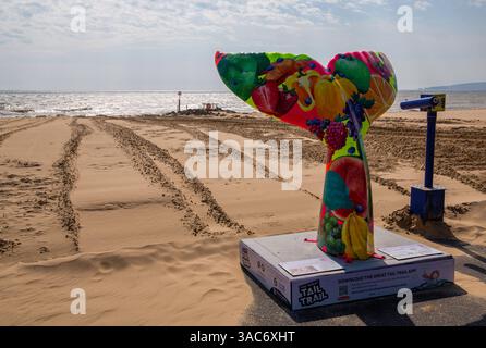Poole, Dorset, Royaume-Uni. 3 avril 2025. Les sirènes arrivent à BCP (Bournemouth, Christchurch et Poole) ! Le Great Tail Trail, le tout premier sentier de queue de sirène au Royaume-Uni, avec 45 sculptures de queue de sirène géantes, fait un ploufflement avec un sentier d'art familial gratuit à travers la région collectant des fonds pour l'hospice pour enfants Julia's House. I Carrot Believe It de Shelley à Branksome Chine Beach. Crédit : Carolyn Jenkins/Alamy Live News Banque D'Images