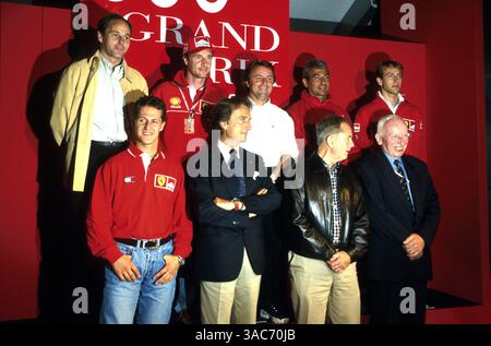 Ferrari célèbre le Grand Prix de F1 600..de gauche à droite : Gerhard Berger, Eddie Irvine, René Arnoux, Michele Alboreto et Luca Badoer...première ligne de gauche à droite : Michael Schumacher, Luca Di Montezemolo, Phil Hill et John Surtees..Grand Prix d'Italie, Monza, 1999 (crédit image : ©Sutton Motorsports/ZUMA Press) Banque D'Images