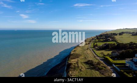 Vue aérienne en soirée regardant le long de la Cliff Line vers St Margret's Bay, depuis Kingsdown, Kent Banque D'Images