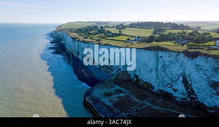 Vue aérienne en soirée regardant le long de la Cliff Line vers St Margret's Bay, depuis Kingsdown, Kent Banque D'Images