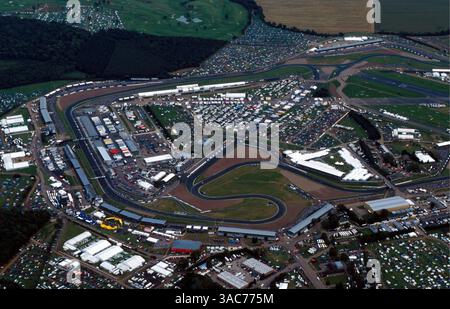 Vue aérienne du circuit le jour de la course...Championnat du monde de formule 1, RD4, Grand Prix de Grande-Bretagne, Silverstone, Angleterre, 23 avril 2000. (Crédit image : ©Sutton Motorsports/ZUMA Press) Banque D'Images
