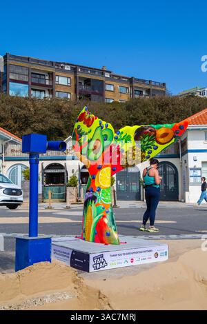 Poole, Dorset, Royaume-Uni. 3 avril 2025. Les sirènes arrivent à BCP (Bournemouth, Christchurch et Poole) ! Le Great Tail Trail, le tout premier sentier de queue de sirène au Royaume-Uni, avec 45 sculptures de queue de sirène géantes, fait un ploufflement avec un sentier d'art familial gratuit à travers la région collectant des fonds pour l'hospice pour enfants Julia's House. I Carrot Believe It de Shelley à Branksome Chine Beach. Crédit : Carolyn Jenkins/Alamy Live News Banque D'Images