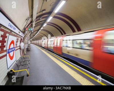 Flou de mouvement de l'excès de vitesse du train à la sortie de la station de métro Chalk Farm London, Angleterre, Royaume-Uni Banque D'Images