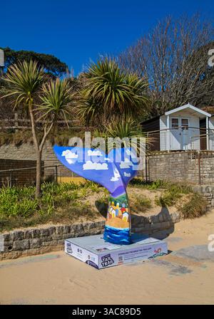 Poole, Dorset, Royaume-Uni. 3 avril 2025. Les sirènes arrivent à BCP (Bournemouth, Christchurch et Poole) ! Le Great Tail Trail, le tout premier sentier de queue de sirène au Royaume-Uni, avec 45 sculptures de queue de sirène géantes, fait un ploufflement avec un sentier d'art familial gratuit à travers la région collectant des fonds pour l'hospice pour enfants Julia's House. Une journée à la plage par Jess Perrin à Branksome Dene Beach. Crédit : Carolyn Jenkins/Alamy Live News Banque D'Images