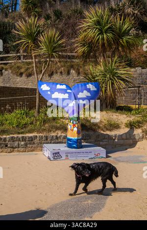 Poole, Dorset, Royaume-Uni. 3 avril 2025. Les sirènes arrivent à BCP (Bournemouth, Christchurch et Poole) ! Le Great Tail Trail, le tout premier sentier de queue de sirène au Royaume-Uni, avec 45 sculptures de queue de sirène géantes, fait un ploufflement avec un sentier d'art familial gratuit à travers la région collectant des fonds pour l'hospice pour enfants Julia's House. Une journée à la plage par Jess Perrin à Branksome Dene Beach. Crédit : Carolyn Jenkins/Alamy Live News Banque D'Images