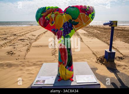 Poole, Dorset, Royaume-Uni. 3 avril 2025. Les sirènes arrivent à BCP (Bournemouth, Christchurch et Poole) ! Le Great Tail Trail, le tout premier sentier de queue de sirène au Royaume-Uni, avec 45 sculptures de queue de sirène géantes, fait un ploufflement avec un sentier d'art familial gratuit à travers la région collectant des fonds pour l'hospice pour enfants Julia's House. I Carrot Believe It de Shelley à Branksome Chine Beach. Crédit : Carolyn Jenkins/Alamy Live News Banque D'Images
