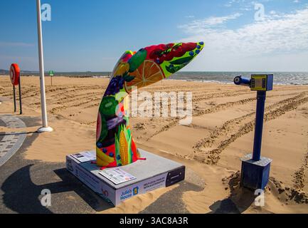 Poole, Dorset, Royaume-Uni. 3 avril 2025. Les sirènes arrivent à BCP (Bournemouth, Christchurch et Poole) ! Le Great Tail Trail, le tout premier sentier de queue de sirène au Royaume-Uni, avec 45 sculptures de queue de sirène géantes, fait un ploufflement avec un sentier d'art familial gratuit à travers la région collectant des fonds pour l'hospice pour enfants Julia's House. I Carrot Believe It de Shelley à Branksome Chine Beach. Crédit : Carolyn Jenkins/Alamy Live News Banque D'Images
