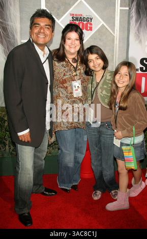 George Lopez et sa famille arrivent à la première de Walt Disney de ''The Shaggy Dog'' au El Capitan Theatre, à Hollywood, Californie, le 7 mars 2006. Photo de Milan Ryba Banque D'Images