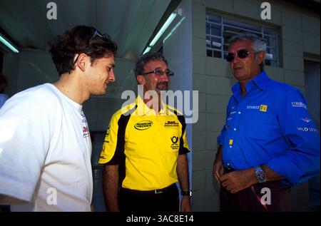 Le pilote Jordan Honda Giancarlo Fisichella (ITA) est parti, le patron de l'équipe Jordan Eddie Jordan (IRL) centre, et le directeur de l'équipe Renault Flavio Briatore (ITA) discutent de la situation..Championnat du monde de formule 1 2002, RD3, Grand Prix du Brésil, Interlagos, Sao Paulo, Brésil, 31 mars 2002..meilleure IMAGE (crédit image : ©Sutton Motorsports/ZUMA Press) Banque D'Images