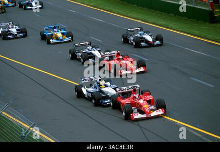 Le Pole sitter Rubens Barrichello (BRA) Ferrari F2001 est frappé par derrière par la forte charge Ralf Schumacher (GER) Williams FW23 qui déclenche un accident spectaculaire..Grand Prix d'Australie, Melbourne, 3 mars 2002. (Crédit image : ©Sutton Motorsports/ZUMA Press) Banque D'Images