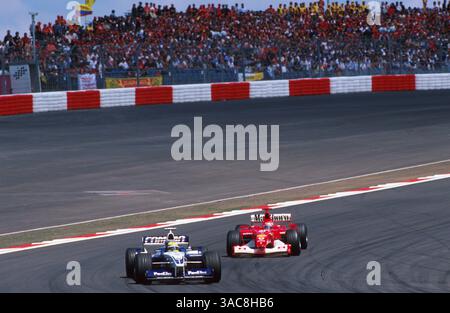 Ralf Schumacher (GER) BMW Williams FW24 est poursuivi par son frère Michael Schumacher (GER) Ferrari F2002..Grand Prix d'Europe, Rd9, Nurburgring, Allemagne. 23 juin 2002..meilleure IMAGE (crédit image : ©Sutton Motorsports/ZUMA Press) Banque D'Images