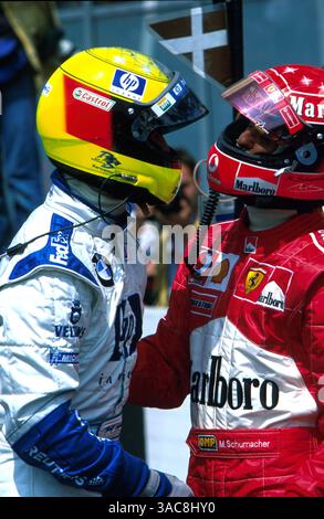Ralf Schumacher (GER) BMW Williams, à gauche, félicite son frère Michael Schumacher (GER) Ferrari pour sa victoire..Grand Prix d'Allemagne, RD12, Hockenheim, Allemagne. 28 juillet 2002..meilleure IMAGE (crédit image : ©Sutton Motorsports/ZUMA Press) Banque D'Images