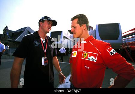Ralf Schumacher (GER) BMW Williams, à gauche, discute avec frère Michael Schumacher (GER) Ferrari, à droite..Grand Prix de Belgique, Rd14, Spa Francorchamps, Belgique, 1er septembre 2002..meilleure IMAGE (crédit image : ©Sutton Motorsports/ZUMA Press) Banque D'Images