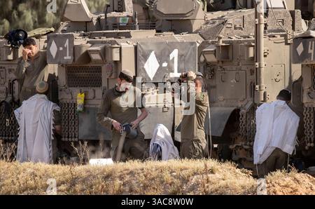 Sud d'Israël, Israël. 03rd Apr, 2025. Des soudeurs israéliens sur leur véhicule blindé de transport de troupes (APC) pendant les prières matinales à l’intérieur du Sud d’Israël dans une zone de rassemblement le long de la frontière sud de la bande de Gaza le 3 avril 2025. Israël a intensifié les combats dans le Sud de la bande de Gaza alors qu’ils augmentent les zones de sécurité à l’intérieur de la bande de Gaza dans le but d’accroître la pression sur le Hamas pour qu’il libère les otages israéliens détenus depuis le 7 octobre 2023. Photo de Jim Hollander/UPI crédit : UPI/Alamy Live News Banque D'Images
