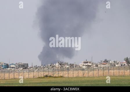 Sud d'Israël, Israël. 03rd Apr, 2025. Une attaque de l’armée israélienne dans le sud de la bande de Gaza vue de l’intérieur du sud d’Israël le 3 avril 2025. Israël a intensifié les combats dans le Sud de la bande de Gaza alors qu’ils augmentent les zones de sécurité à l’intérieur de la bande de Gaza dans le but d’accroître la pression sur le Hamas pour qu’il libère les otages israéliens détenus depuis le 7 octobre 2023. Photo de Jim Hollander/UPI crédit : UPI/Alamy Live News Banque D'Images