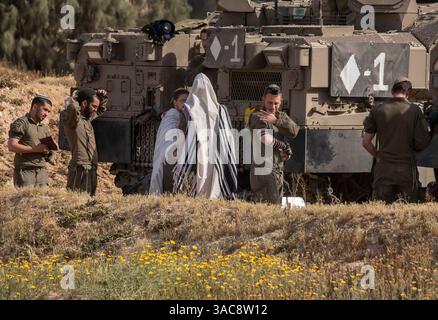 Sud d'Israël, Israël. 03rd Apr, 2025. Des soudeurs israéliens sur leur véhicule blindé de transport de troupes (APC) pendant les prières matinales à l’intérieur du Sud d’Israël dans une zone de rassemblement le long de la frontière sud de la bande de Gaza le 3 avril 2025. Israël a intensifié les combats dans le Sud de la bande de Gaza alors qu’ils augmentent les zones de sécurité à l’intérieur de la bande de Gaza dans le but d’accroître la pression sur le Hamas pour qu’il libère les otages israéliens détenus depuis le 7 octobre 2023. Photo de Jim Hollander/UPI crédit : UPI/Alamy Live News Banque D'Images