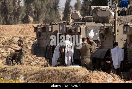 Sud d'Israël, Israël. 03rd Apr, 2025. Des soudeurs israéliens sur leur véhicule blindé de transport de troupes (APC) pendant les prières matinales à l’intérieur du Sud d’Israël dans une zone de rassemblement le long de la frontière sud de la bande de Gaza le 3 avril 2025. Israël a intensifié les combats dans le Sud de la bande de Gaza alors qu’ils augmentent les zones de sécurité à l’intérieur de la bande de Gaza dans le but d’accroître la pression sur le Hamas pour qu’il libère les otages israéliens détenus depuis le 7 octobre 2023. Photo de Jim Hollander/UPI crédit : UPI/Alamy Live News Banque D'Images