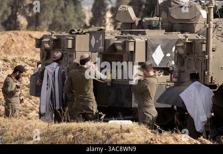Sud d'Israël, Israël. 03rd Apr, 2025. Des soudeurs israéliens sur leur véhicule blindé de transport de troupes (APC) pendant les prières matinales à l’intérieur du Sud d’Israël dans une zone de rassemblement le long de la frontière sud de la bande de Gaza le 3 avril 2025. Israël a intensifié les combats dans le Sud de la bande de Gaza alors qu’ils augmentent les zones de sécurité à l’intérieur de la bande de Gaza dans le but d’accroître la pression sur le Hamas pour qu’il libère les otages israéliens détenus depuis le 7 octobre 2023. Photo de Jim Hollander/UPI crédit : UPI/Alamy Live News Banque D'Images