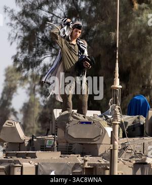 Sud d'Israël, Israël. 03rd Apr, 2025. Une soudure israélienne au sommet d’un véhicule blindé de transport de troupes (APC) pendant les prières matinales à l’intérieur du Sud d’Israël dans une zone de rassemblement le long de la frontière sud de la bande de Gaza le 3 avril 2025. Israël a intensifié les combats dans le Sud de la bande de Gaza alors qu’ils augmentent les zones de sécurité à l’intérieur de la bande de Gaza dans le but d’accroître la pression sur le Hamas pour qu’il libère les otages israéliens détenus depuis le 7 octobre 2023. Photo de Jim Hollander/UPI crédit : UPI/Alamy Live News Banque D'Images