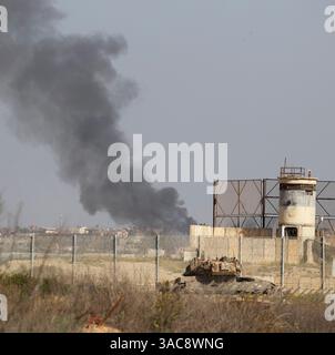 Sud d'Israël, Israël. 03rd Apr, 2025. Une attaque de l’armée israélienne dans le Sud de la bande de Gaza vue de l’intérieur du Sud d’Israël, où le char de Tsahal est à la zone de clôture frontalière le 3 avril 2025. Israël a intensifié les combats dans le Sud de la bande de Gaza alors qu’ils augmentent les zones de sécurité à l’intérieur de la bande de Gaza dans le but d’accroître la pression sur le Hamas pour qu’il libère les otages israéliens détenus depuis le 7 octobre 2023. Photo de Jim Hollander/UPI crédit : UPI/Alamy Live News Banque D'Images