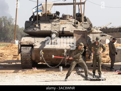 Sud d'Israël, Israël. 03rd Apr, 2025. Un soldat de l’armée israélienne travaille à la réparation d’un char de Tsahal dans une zone de rassemblement à l’intérieur du Sud d’Israël près de la frontière du Sud de la bande de Gaza le 3 avril 2025. Israël a intensifié les combats dans le Sud de la bande de Gaza alors qu’ils augmentent les zones de sécurité à l’intérieur de la bande de Gaza dans le but d’accroître la pression sur le Hamas pour qu’il libère les otages israéliens détenus depuis le 7 octobre 2023. Photo de Jim Hollander/UPI crédit : UPI/Alamy Live News Banque D'Images