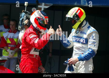 De gauche à droite) le pole-sitter Rubens Barrichello (BRA) Ferrari et Ralf Schumacher (GER) Williams..Grand Prix d'Autriche, A1-Ring, 11 mai 2002..IMAGE NUMÉRIQUE (crédit image : ©Sutton Motorsports/ZUMA Press) Banque D'Images