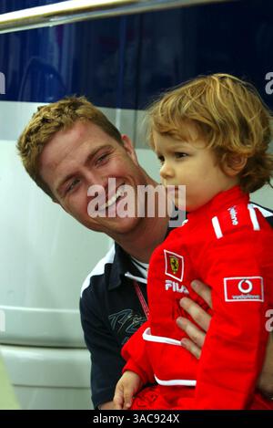 Ralf Schumacher (GER) Williams avec un jeune fan de sa Ferrari conduisant frère Michael..Grand Prix d'Europe, Nurburgring, Allemagne, 22 juin 2002..IMAGE NUMÉRIQUE. (Crédit image : ©Sutton Motorsports/ZUMA Press) Banque D'Images